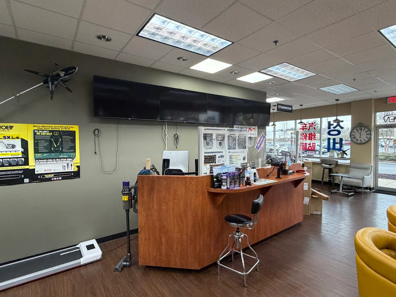 Grand Tires GT front desk lobby